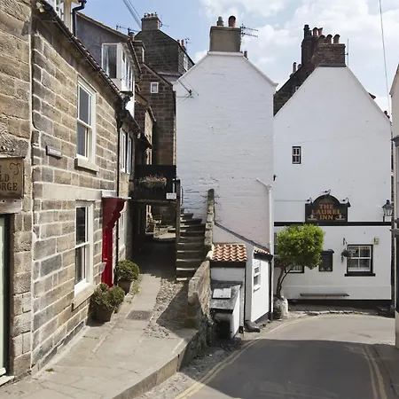 4 Bed In Robin Hoods Bay G0003