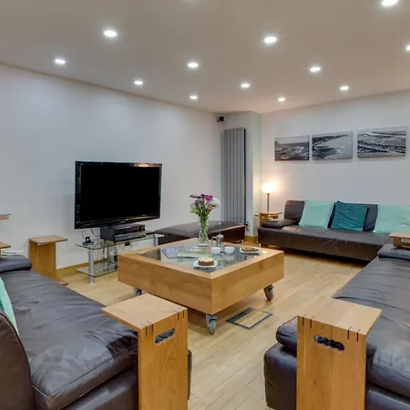 4 Bed In Robin Hoods Bay G0003