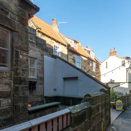 4 Bed In Robin Hoods Bay G0003 *