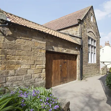 4 Bed In Robin Hoods Bay G0003